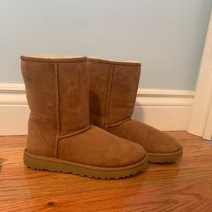 CLASSIC SHORT II UGGS in color CHESTNUT